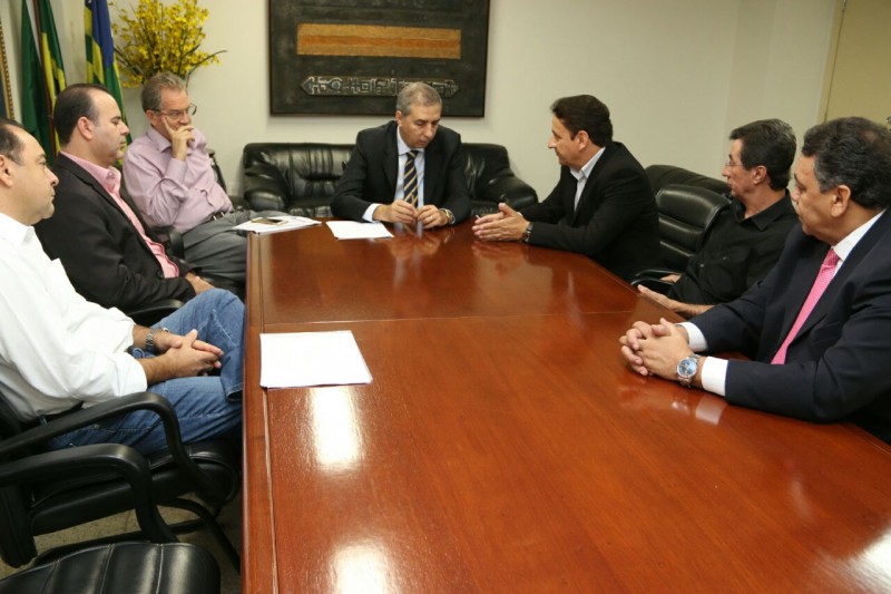 Imagem Ilustrando a Notícia: José Eliton discute investimentos com prefeitos