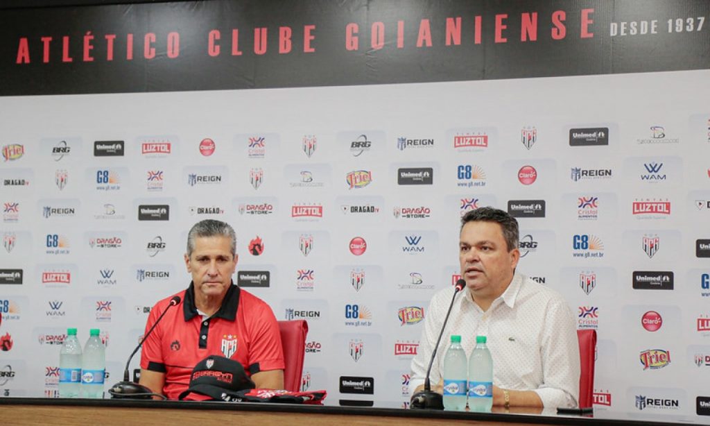 Imagem Ilustrando a Notícia: Jorginho é apresentado no Atlético-GO e relembra campanhas importantes na carreira