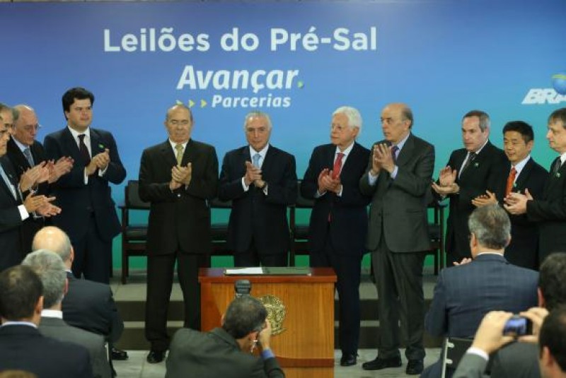 Imagem Ilustrando a Notícia: Governo assina seis contratos para exploração do pré-sal