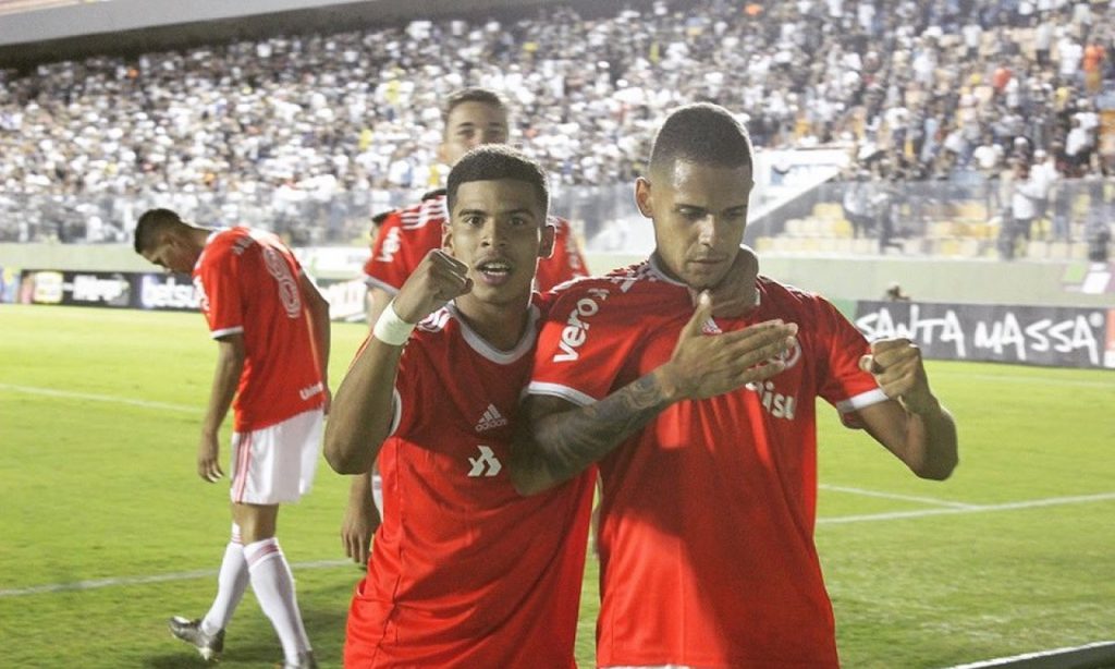 Imagem Ilustrando a Notícia: Internacional vence Corinthians e se classifica para a final