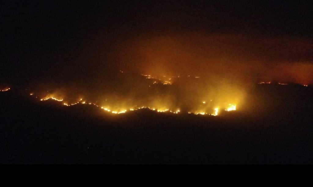 Imagem Ilustrando a Notícia: Incêndio de grandes proporções atinge Parque da Chapada dos Veadeiros