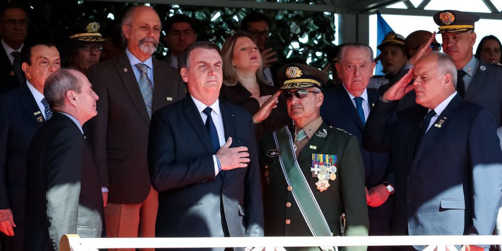 Imagem Ilustrando a Notícia: Bolsonaro diz que Exército sempre esteve ao lado da vontade nacional