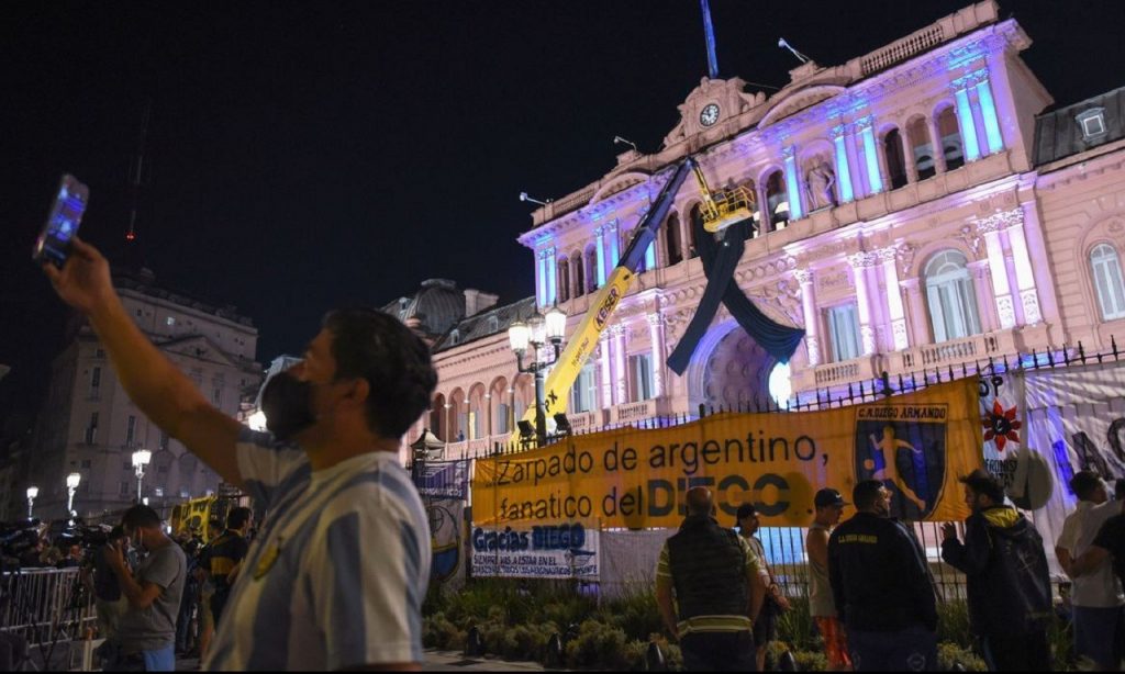 Imagem Ilustrando a Notícia: Argentinos se despedem de Maradona na Casa Rosada