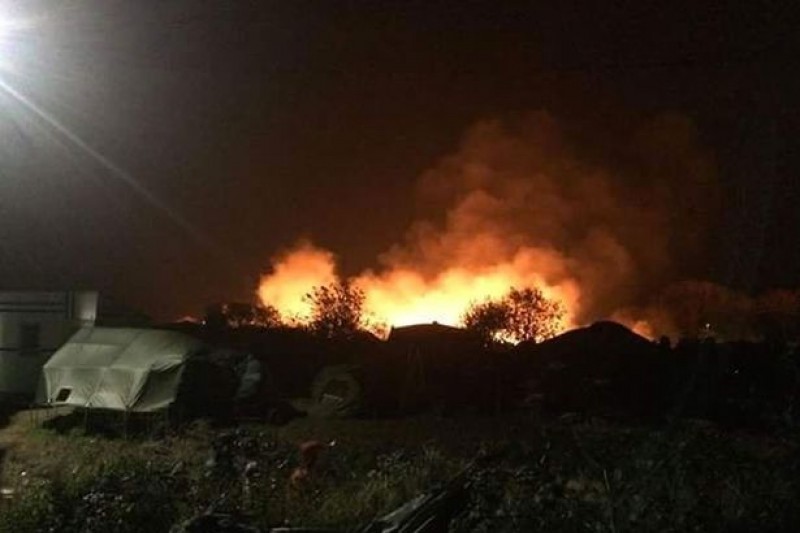 Imagem Ilustrando a Notícia: Barracos são incendiados na França durante retirada de imigrantes
