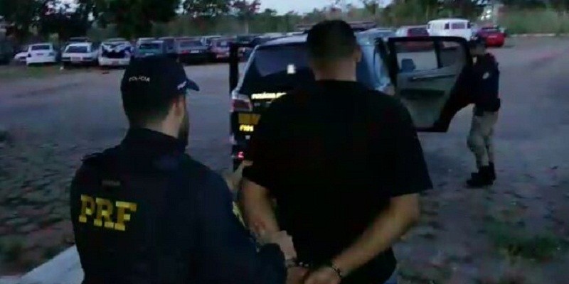 Imagem Ilustrando a Notícia: Falso Policial Civil da carteirada em agentes da PRF e vai preso