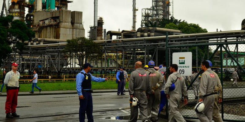 Imagem Ilustrando a Notícia: Preço da gasolina nas refinarias da Petrobras sobe 1,02%