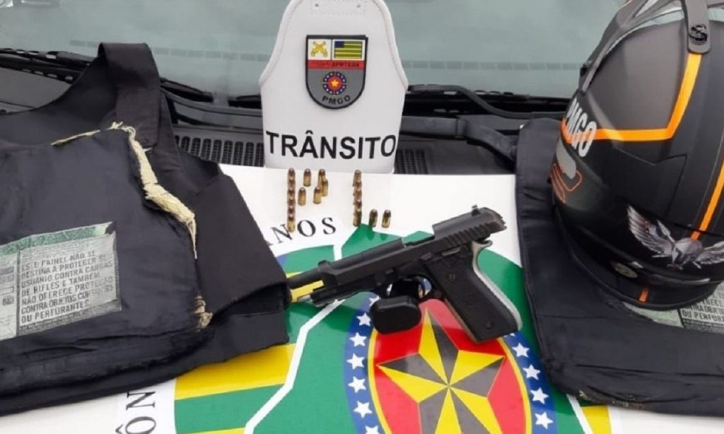 Imagem Ilustrando a Notícia: Batalhão de trânsito apreende arma de fogo e coletes balísticos em Goiânia