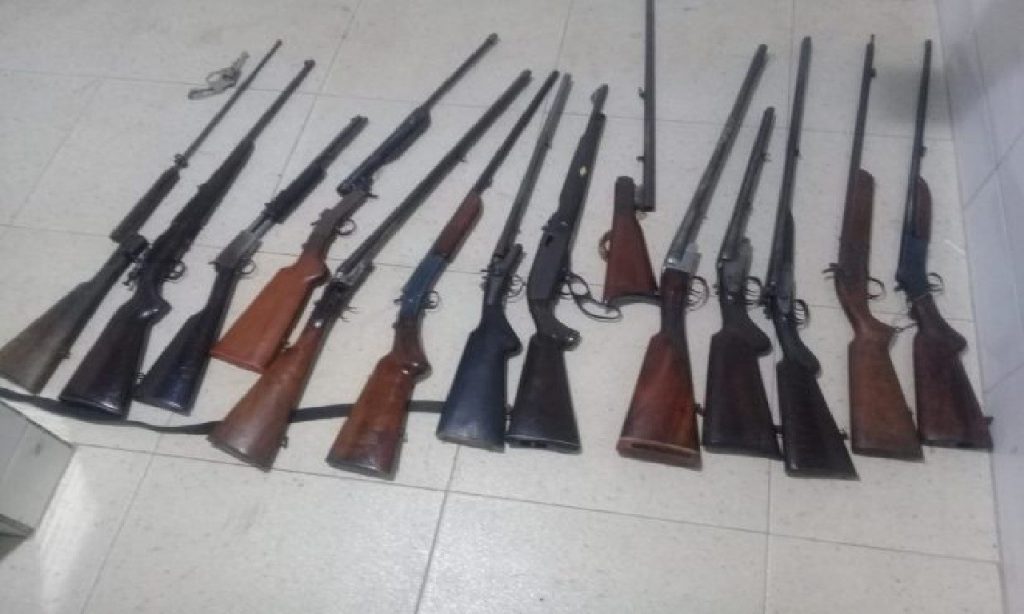 Imagem Ilustrando a Notícia: PM de Catalão apreende 16 armas de fogos usadas em supostas caças