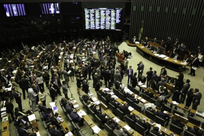 Imagem Ilustrando a Notícia: Maia adia para próxima terça votação da PEC que altera regras para eleições