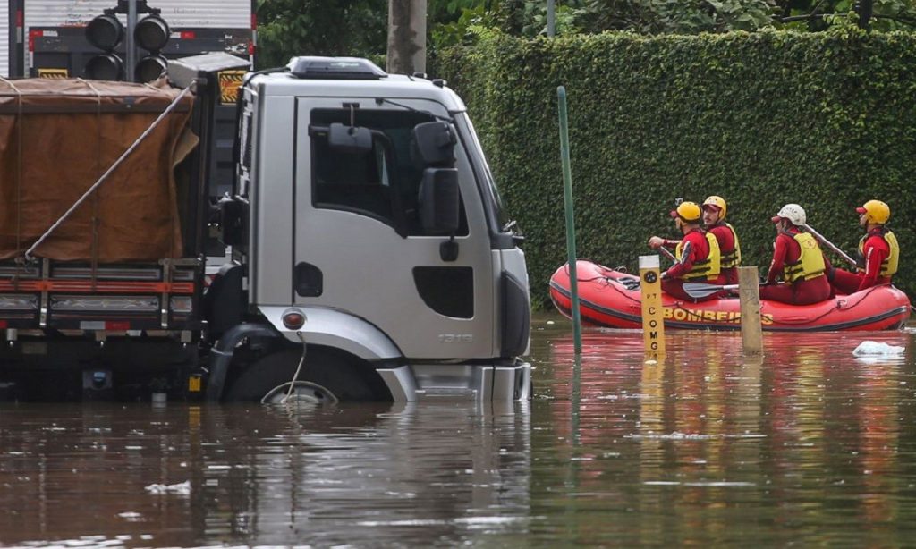 Imagem Ilustrando a Notícia: Chuva forte e deslizamentos deixam 9 mortos no litoral de São Paulo