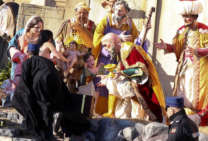 Imagem Ilustrando a Notícia: Ativista de topless tenta arrancar estátua de Jesus de berço no Vaticano