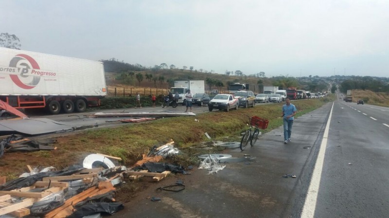 Imagem Ilustrando a Notícia: Acidente com carreta bloqueia BR-060 no sentido Anápolis