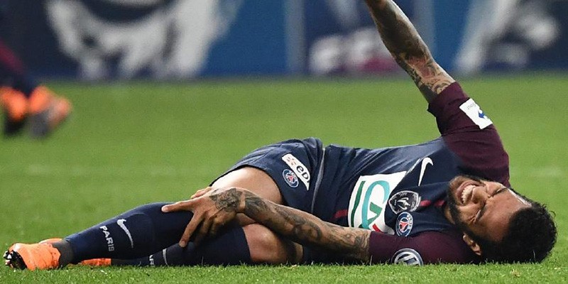 Imagem Ilustrando a Notícia: Com lesão, Daniel Alves pode ficar de fora da Copa do Mundo