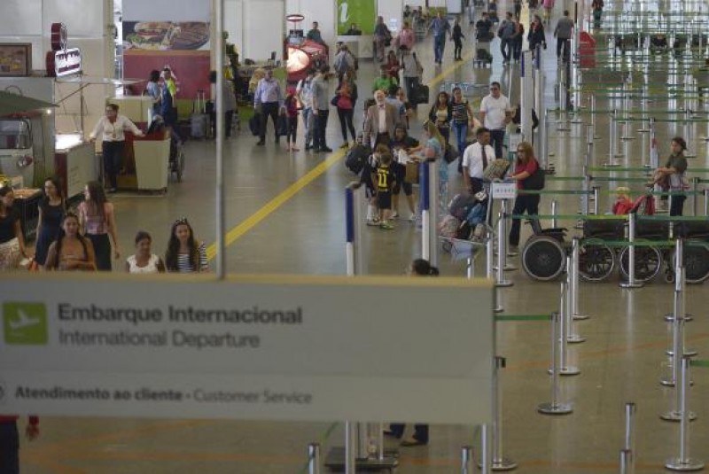 Imagem Ilustrando a Notícia: Tarifa de voos domésticos sobe para R$ 29,90 e de internacionais para R$ 113,04