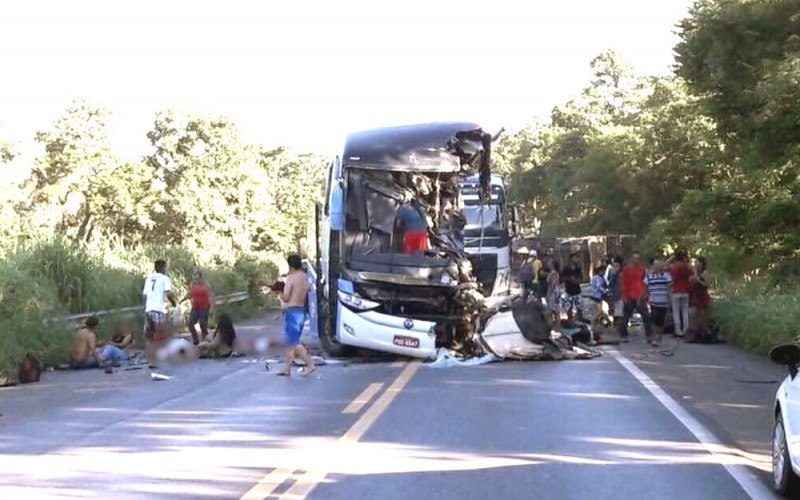 Imagem Ilustrando a Notícia: Motorista de ônibus invadiu contramão em acidente com carretas