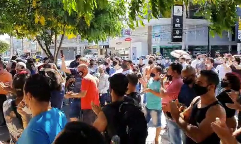 Imagem Ilustrando a Notícia: Comerciantes se aglomeram e invadem Prefeitura de Caldas Novas contra decreto