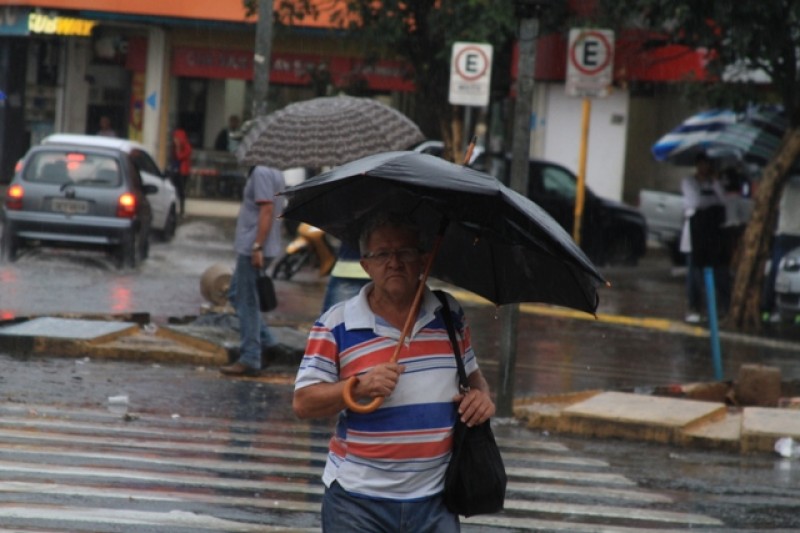 Imagem Ilustrando a Notícia: Previsão erra e chuva pega goianiense de surpresa