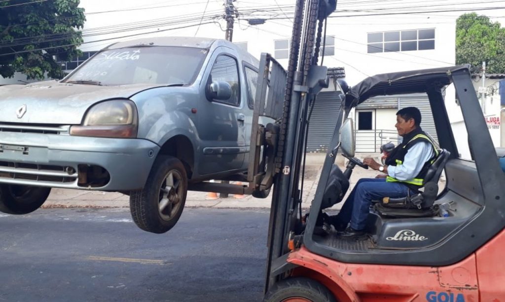 Imagem Ilustrando a Notícia: Operação Desmanche retira veículos das calçadas do Jardim América, em Goiânia