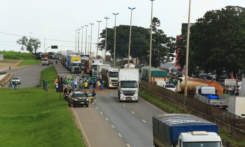 Imagem Ilustrando a Notícia: Após dia de manifestações na BR-153, PRF informa liberação da rodovia
