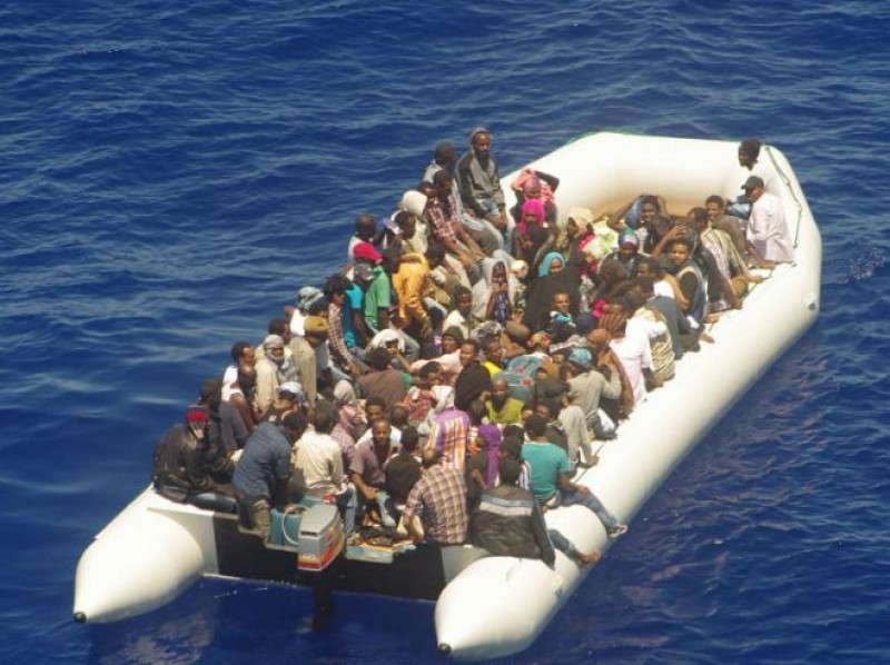 Imagem Ilustrando a Notícia: Itália retira 17 cadáveres de barco no Mediterrâneo