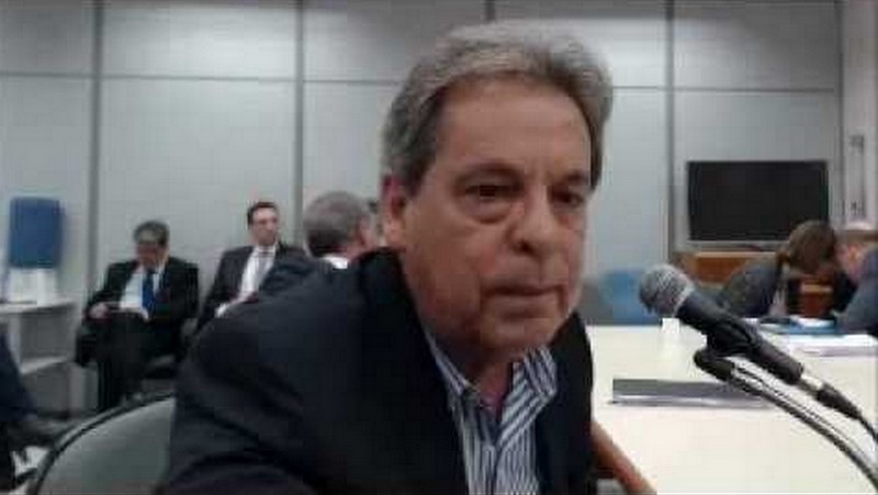 Imagem Ilustrando a Notícia: Irmão de Dirceu vai para presídio em Curitiba