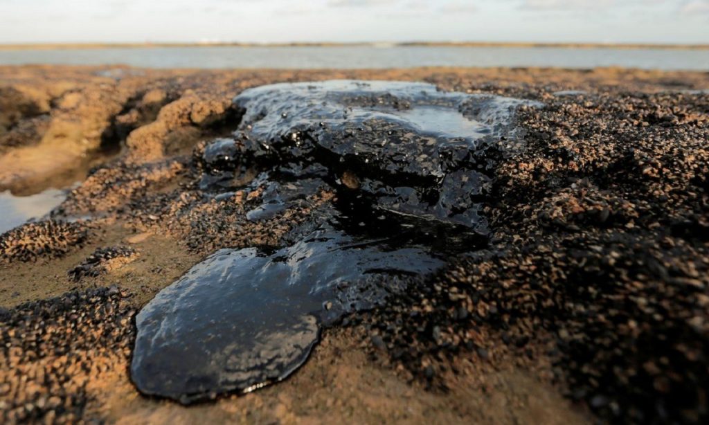 Imagem Ilustrando a Notícia: Governo Federal diz que 4 mil toneladas de óleo foram coletadas de praias
