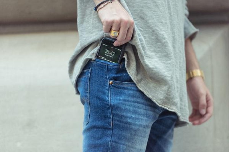 Imagem Ilustrando a Notícia: Confecção desenvolve bolso específico para celular