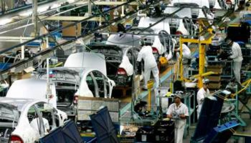 Imagem Ilustrando a Notícia: Produção industrial cresce e emprego cai em maio
