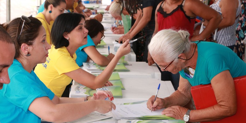 Imagem Ilustrando a Notícia: Famílias carentes recebem escrituras em Senador Canedo
