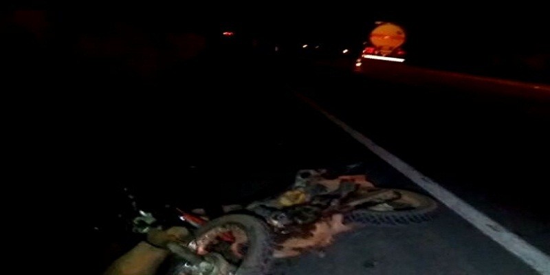 Imagem Ilustrando a Notícia: Motociclista de 40 anos bate em carreta e morre na BR-153