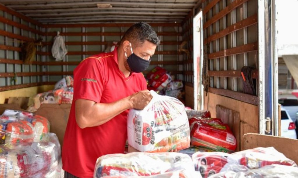 Imagem Ilustrando a Notícia: Prefeito de Aparecida doa mais de 400 cestas básicas a famílias da cidade