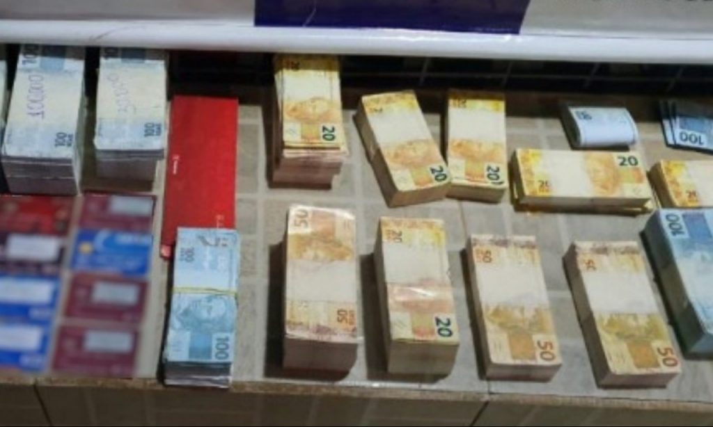 Imagem Ilustrando a Notícia: Família é presa suspeita de imprimir e vender R$ 1 milhão em notas falsas, em Catalão