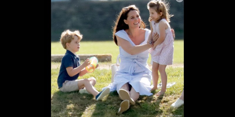 Imagem Ilustrando a Notícia: Momento família: Kate Middleton brinca com filhos George e Charlo
