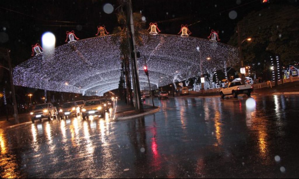 Imagem Ilustrando a Notícia: Prefeitura começa a instalar a iluminação natalina na capital