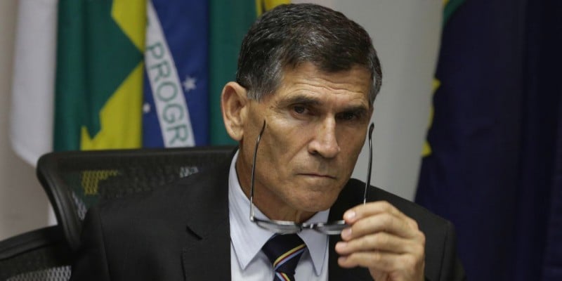 Imagem Ilustrando a Notícia: Bolsonaro indica general-de-divisão Cruz como novo secretário