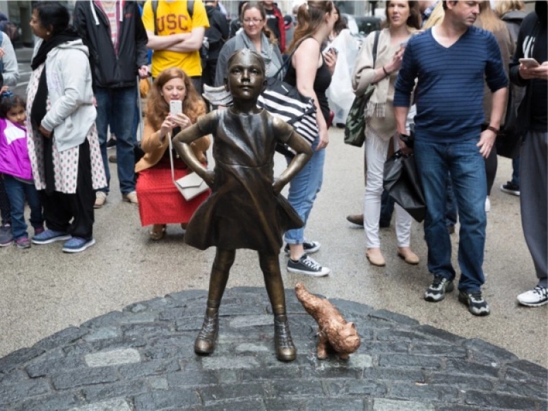 Imagem Ilustrando a Notícia: Nova obra satiriza estátua de garota desafiando touro em Wall Street