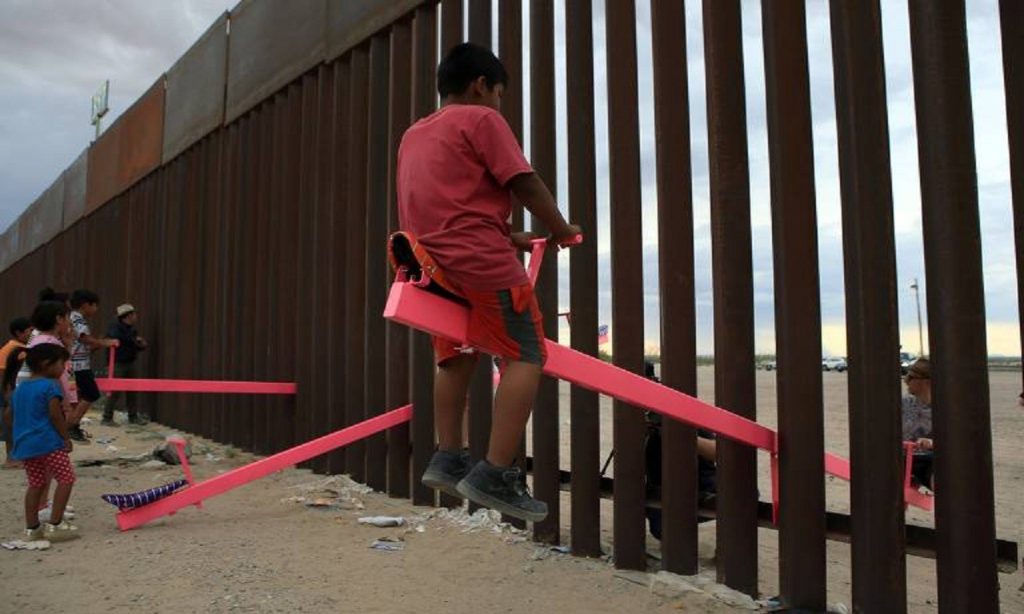 Imagem Ilustrando a Notícia: Arquiteto instala gangorras em muro que separa Estados Unidos e México