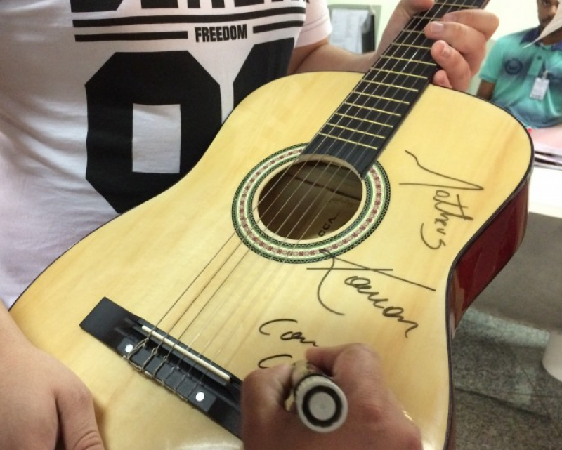 Imagem Ilustrando a Notícia: Matheus & Kauan leiloam violão autografado para ajudar CRER