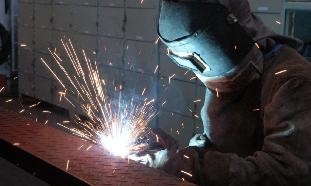 Imagem Ilustrando a Notícia: Produção e empregos estão em alta na indústria, diz CNI