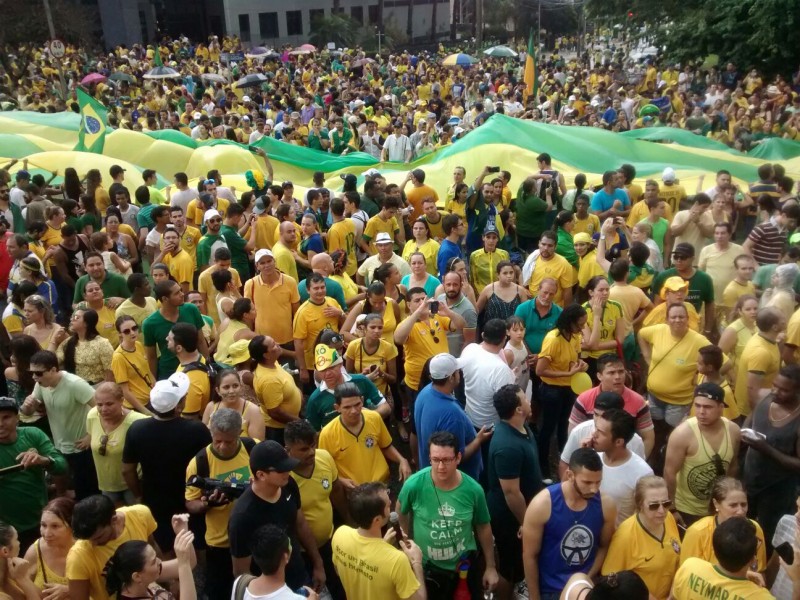 Imagem Ilustrando a Notícia: Protestos levam mais de 60 mil pessoas as ruas de Goiânia