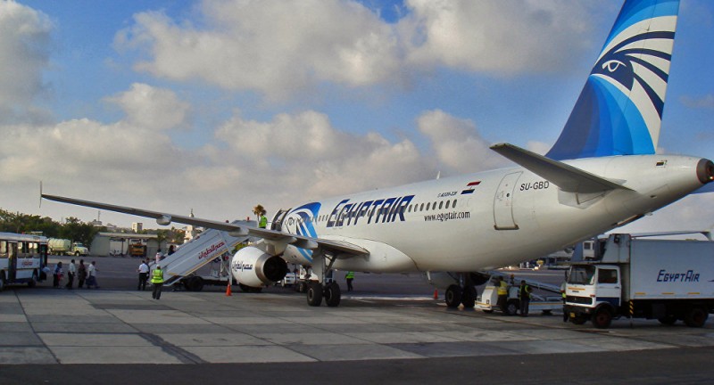 Imagem Ilustrando a Notícia: Sequestrador de avião egípcio liberta reféns e quer ver a ex-mulher cipriota