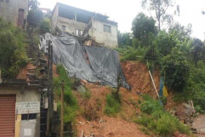 Imagem Ilustrando a Notícia: Deslizamentos causados pela chuva deixam ao menos 10 mortos em São Paulo