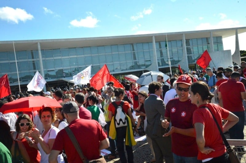 Imagem Ilustrando a Notícia: Manifestantes furam bloqueio e se aproximam do Planalto
