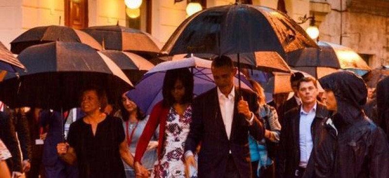 Imagem Ilustrando a Notícia: Mesmo com chuva, cubanos vão às ruas saudar Obama, durante visita a Havana Velha