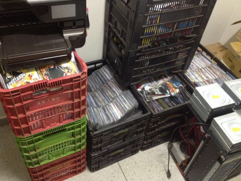 Imagem Ilustrando a Notícia: Homem é preso com pé de maconha, CDs, DVDs e jogos pirateados
