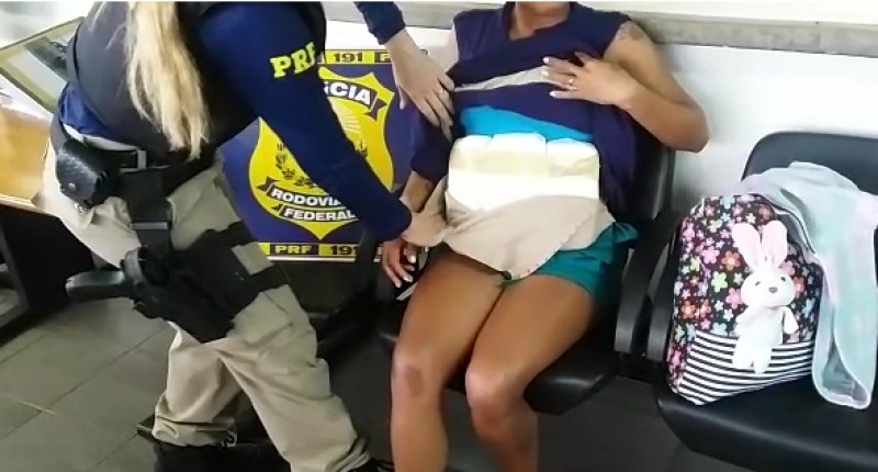 Imagem Ilustrando a Notícia: Mulher é detida com drogas dentro de uma barriga falsa na BR-060