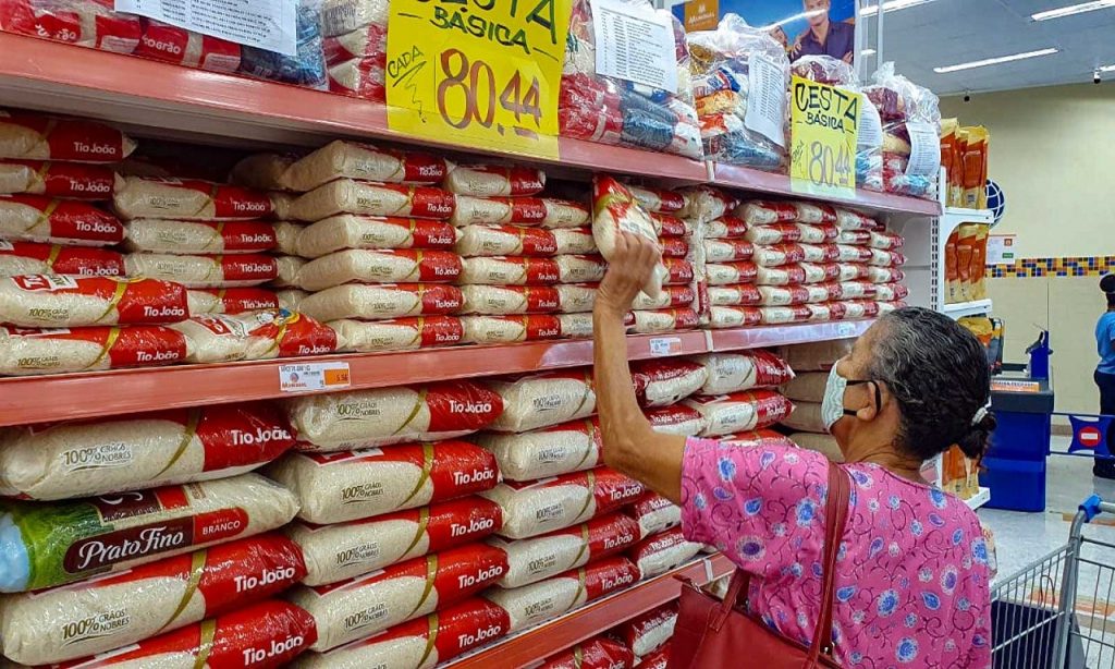Imagem Ilustrando a Notícia: Inflação continua impactando mais as famílias pobres, diz Ipea