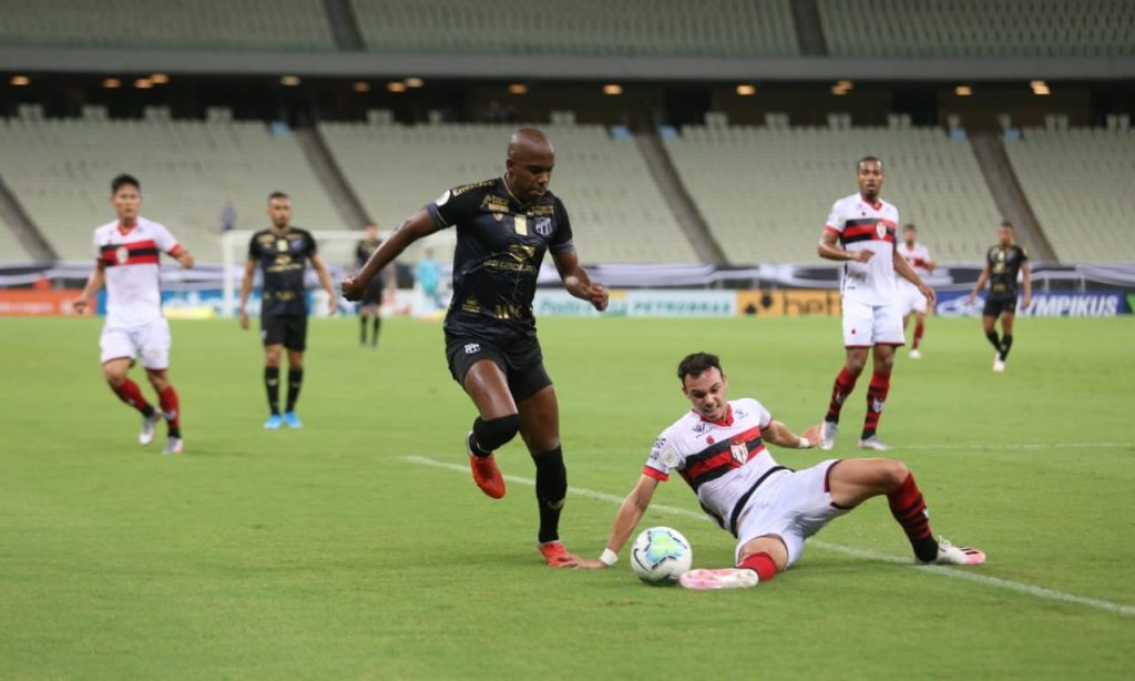 Imagem Ilustrando a Notícia: Atlético Goianiense vira contra o Ceará e volta a vencer na Série A