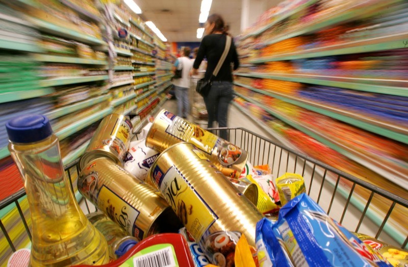 Imagem Ilustrando a Notícia: Em tempos de crise, compras em atacadistas podem ajudar a economizar