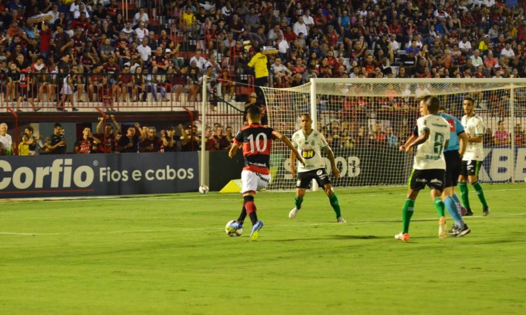 Imagem Ilustrando a Notícia: Atlético Goianiense sofre empate no fim e completa seis jogos sem vencer
